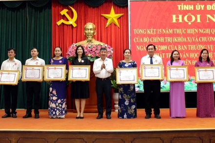 Phó Bí thư Thường trực Tỉnh ủy Hồ Thanh Sơn trao Bằng khen cho các đơn vị có thành tích xuất sắc.