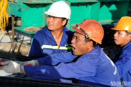 Vinh quang những người công nhân Việt Nam.