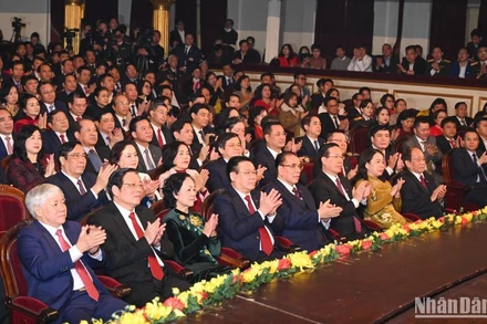 Nguyên Tổng Bí thư Nông Đức Mạnh, Chủ tịch Quốc hội Vương Đình Huệ cùng các đồng chí lãnh đạo, nguyên lãnh đạo Đảng, Nhà nước và các đại biểu dự lễ trao giải.