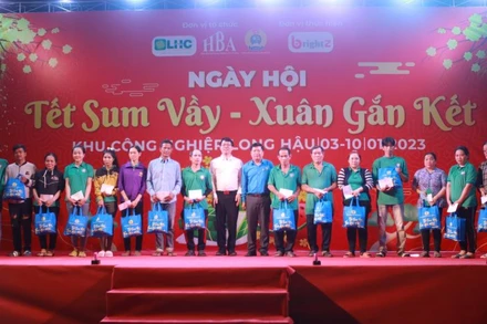 Quà Tết Quý Mão đến tay đoàn viên, người lao động có hoàn cảnh khó khăn Khu công nghiệp Long Hậu, Cần Giuộc, Long An. 