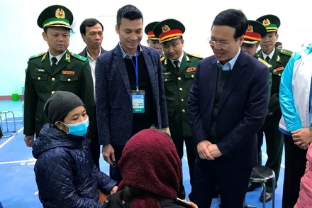 Đồng chí Võ Văn Thưởng và đoàn đại biểu động viên đội ngũ y, bác sĩ thực hiện nhiệm vụ và nhân dân đến khám chữa bệnh, cấp thuốc miễn phí. 