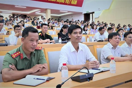 Các đại biểu dự hội nghị tập huấn kỹ năng viết bài chính luận bảo vệ nền tảng tư tưởng của Đảng.