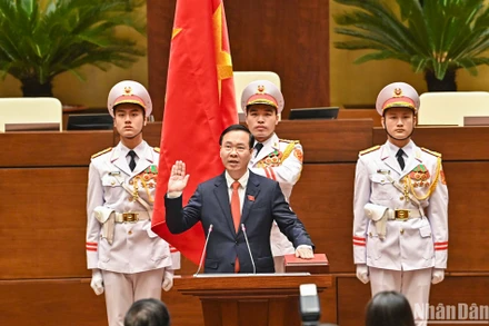 Chủ tịch nước Võ Văn Thưởng thực hiện nghi lễ tuyên thệ. (Ảnh: Duy Linh)