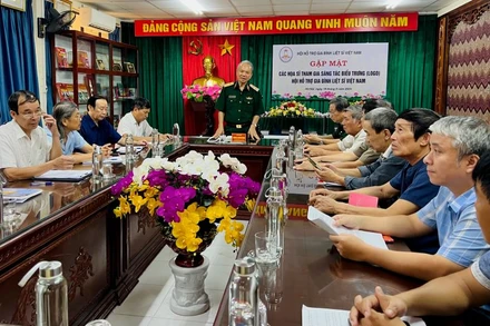 Trung tướng Hoàng Khánh Hưng phát biểu tại buổi gặp mặt các hoạ sĩ tham gia sáng tác.