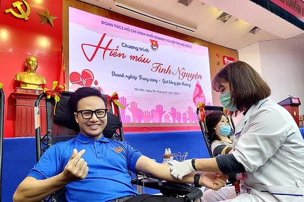 Tình nguyện viên sôi nổi tham gia hiến máu tại chương trình “Doanh nghiệp Trung ương - Giọt hồng yêu thương”.