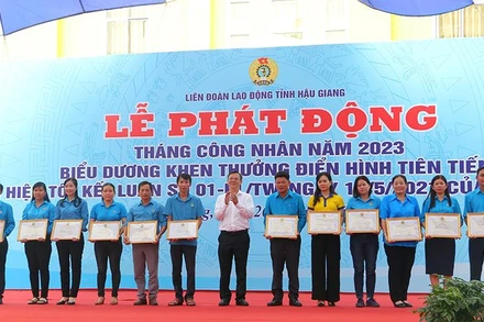 Biểu dương các tập thể điển hình trong học tập và làm theo tư tưởng, đạo đức, phong cách Hồ Chí Minh.