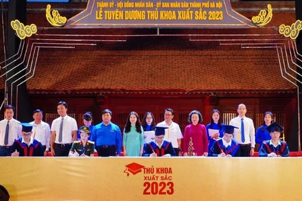 Các thủ khoa thực hiện nghi thức ghi danh bảng vàng trước sự chứng kiến của đại diện các ban, sở, ngành, đoàn thể. 