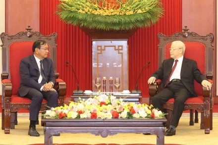 Tổng Bí thư Nguyễn Phú Trọng tiếp Ủy viên Ban Thường vụ, Trưởng Ban Đối ngoại Trung ương Đảng Nhân dân Campuchia Prak Sokhonn. (Ảnh: TTXVN)