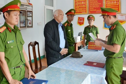 Công an tống đạt các quyết định đối với đối tượng Xa Văn Công. (Ảnh: CTV).