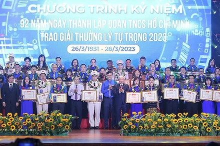 Các đồng chí lãnh đạo Đảng, Nhà nước, các bộ, ban, ngành, đoàn thể cùng những cán bộ Đoàn xuất sắc nhận Giải thưởng Lý Tự Trọng năm 2023.