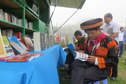 Phòng Văn hóa-Thông tin huyện Lộc Bình (Lạng Sơn) đưa sách, báo đến phục vụ bà con dân tộc Dao ở các xã trong huyện giúp đồng bào nâng cao nhận thức, trình độ dân trí, hiểu biết về pháp luật.