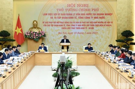 Thủ tướng Phạm Minh Chính và các Phó Thủ tướng Lê Minh Khái, Trần Hồng Hà chủ trì buổi làm việc. 