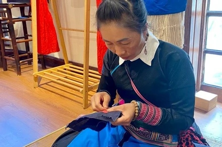 Nghệ nhân Sùng Thị Xé tỉ mỉ thêu ghép vải. 