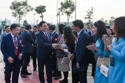 Chủ tịch Quốc hội Vương Đình Huệ với các đại biểu dự lễ kỷ niệm.