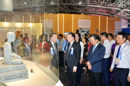 Lãnh đạo tỉnh chiêm ngưỡng bảo vật quốc gia tỉnh Quảng Ninh: Tượng Phật hoàng Trần Nhân Tông thế kỷ XVII. (Ảnh: Quỳnh Thu (Newday Media)).