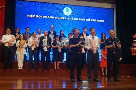 Lãnh đạo ngành hải quan trao Kỷ niệm chương biểu dương các doanh nghiệp tiêu biểu hoàn thành tốt nghĩa vụ thuế năm 2022.