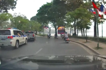 Xe bán tải biển kiểm soát 29C- 895.XX bị xử phạt do không nhường đường cho xe ưu tiên.