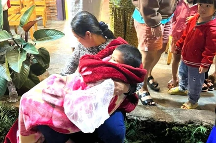 Cháu Đ được người thân chăm sóc sau khi cứu lên khỏi giếng nước.