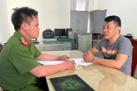 Điều tra viên lấy lời khai của Nghĩa vào chiều 4/2.