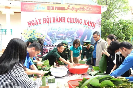 Tại Chương trình “Xuân biên phòng-Ấm lòng dân bản” 2023, Bộ Chỉ huy Bộ đội Biên phòng tỉnh Đắk Lắk phối hợp các đơn vị, chính quyền địa phương gói 2.800 bánh chưng xanh tặng các gia đình chính sách, hộ nghèo ở khu vực biên giới, để gia đình nào cũng có Tết đầy đủ, đầm ấm. 