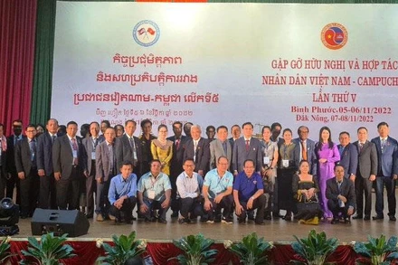 Đoàn đại biểu của hai nước Việt Nam – Campuchia và các đại biểu tham dự Chương trình “Gặp gỡ hữu nghị và hợp tác nhân dân Việt Nam – Campuchia chụp hình lưu niệm.