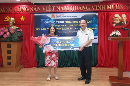 Trao thưởng cho người nhận giải nhất 50 triệu đồng trong kỳ trao thưởng “Hóa đơn may mắn” đợt 2.