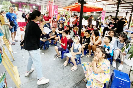 Các hoạt động tương tác, sáng tạo luôn thu hút đông đảo trẻ nhỏ tham gia. (Ảnh: Đinh Tị Books)
