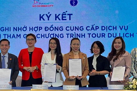 Đại diện các doanh nghiệp lữ hành, đơn vị y tế hợp tác phát triển sản phẩm du lịch y tế.
