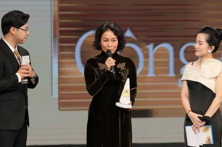 Bà Lê Thị Thu Thủy – Phó chủ tịch Tập đoàn Vingroup kiêm Chủ tịch Công ty VinFast đại diện thương hiệu lên nhận giải thưởng.