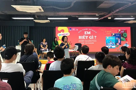 Đông đảo các em nhỏ và phụ huynh tham gia buổi giao lưu.