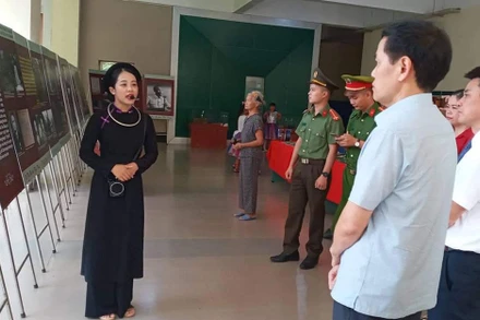 Các đại biểu tham quan triển lãm.