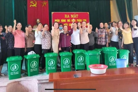 Ra mắt mô hình xử lý rác thải tại hộ gia đình ở xã Đoàn Kết.
