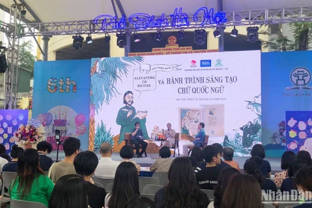 Đông đảo bạn đọc trẻ đến nghe các tác giả chia sẻ về cuốn sách.