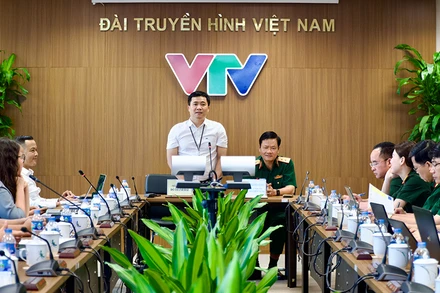 Trung tướng Nguyễn Văn Đức, Cục trưởng Cục Tuyên huấn, Tổng cục Chính trị Quân đội nhân dân Việt Nam và ông Đỗ Thanh Hải, Phó Tổng Giám đốc Đài Truyền hình Việt Nam chủ trì buổi làm việc với đoàn làm phim về "Bộ đội Cụ Hồ" năm 2024. 
