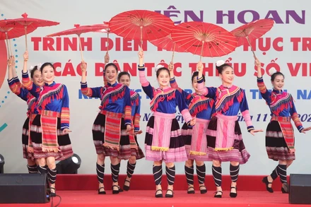 Một tiết mục dân vũ tại buổi trình diễn. (Ảnh: KHIẾU MINH)