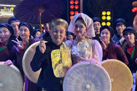 NSND Xuân Hinh và ca sĩ Hòa Minzy trong MV “Bắc Bling”. 