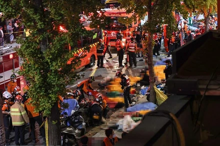 Hiện trường vụ giẫm đạp tại Itaewon. (Ảnh: TTXVN)