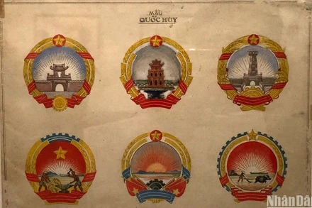 Một số phác thảo mẫu Quốc huy của họa sĩ Bùi Trang Chước, người sẽ được truy tặng Giải thưởng Hồ Chí Minh năm nay.