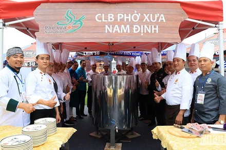 Thưởng thức 2.500 bát phở từ nồi phở khổng lồ