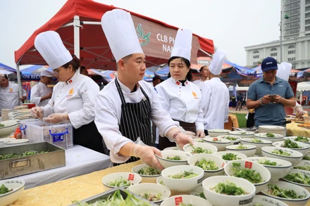 Trình diễn nấu phở tại Festival Phở Việt 2024.