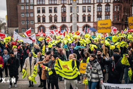 Người lao động tham gia biểu tình tại Dortmund, Đức. (Ảnh: AA/TTXVN)