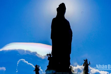 Mây ngũ sắc phía sau tôn tượng Phật Tây Bổ Đà Sơn.