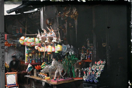 Đèn lồng đủ màu sắc, hình thù được bán trên đường phố Hà Nội năm 1915. (Ảnh: Léon Busy/ Albert-Kahn Museum).