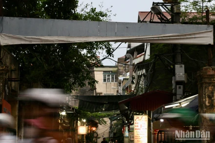 Tên của Hãng phim cũng không còn trên biển cổng nữa. (Ảnh: NHẬT QUANG)