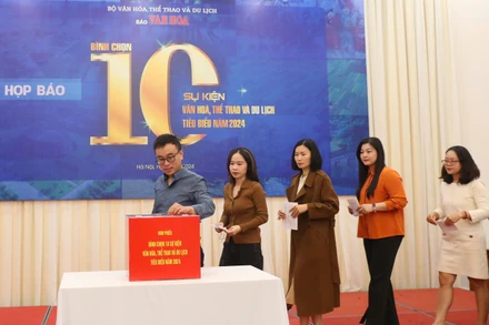 Các nhà báo bỏ phiếu bình chọn 10 sự kiện nổi bật của ngành văn hóa. (Ảnh: TRẦN HUẤN)