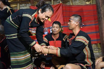 Hai nghệ nhân Hyum Niê và Y Vâng Brông tái hiện lễ kết nghĩa Mẹ-Con. (Ảnh: PHẠM TIỆP)