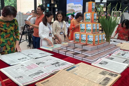 Các đại biểu tham quan sách, báo, tài liệu tại trưng bày.