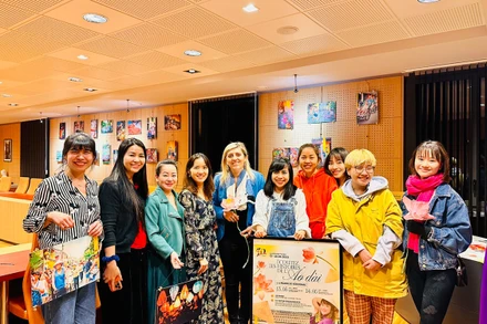 Ê-kip dự án chụp hình cùng bà Elodie Le Floch - Thị trưởng thành phố Kervignac. (Ảnh: Dự án cung cấp)