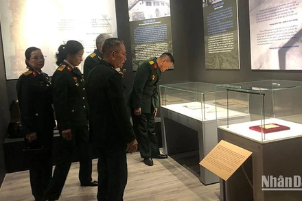 Nhiều hiện vật, tư liệu quý được trưng bày tại triển lãm.