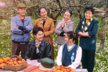 Phim được ghi hình với bối cảnh rực rỡ hoa xuân. (Ảnh" VFC)